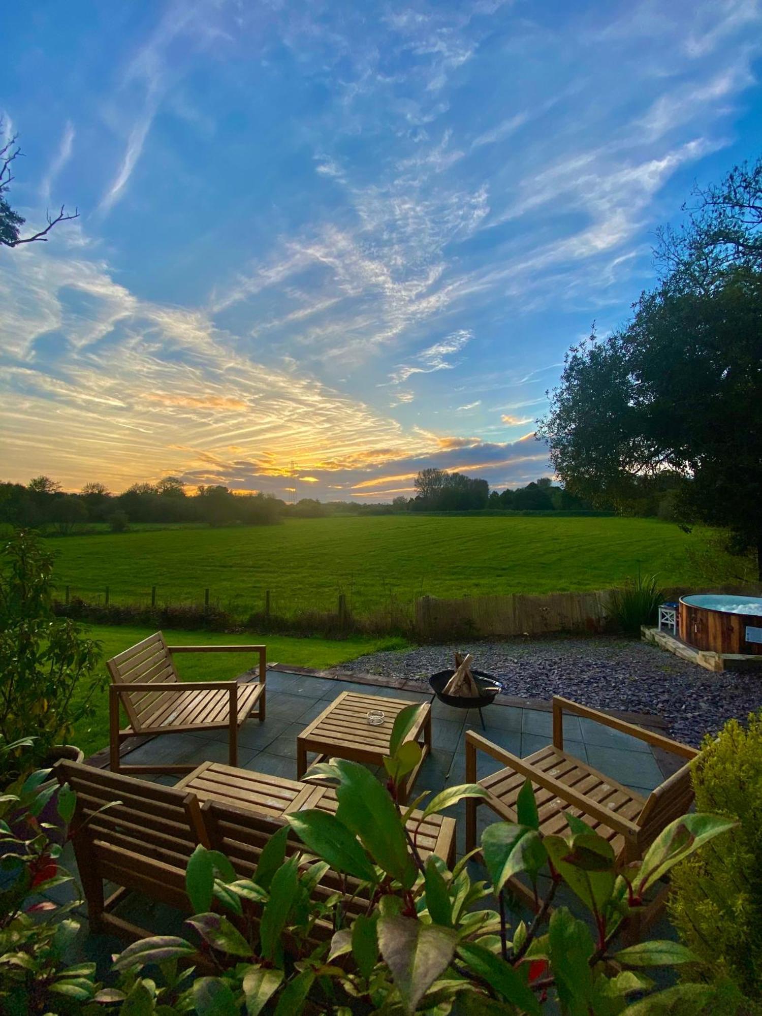 Bailey'S Hideaway Villa Portadown Bagian luar foto